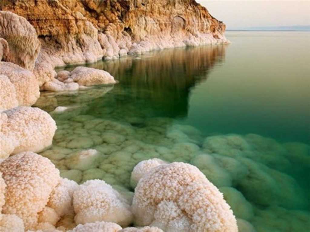 Если услышать название Мертвое море, сложно представить себе идеальное место для отдыха, но это озеро привлекает туристов в течение тысяч лет Считается, что минералы в воде обладают терапевтическими особенностями, а высокая соленость воды позволяет легко