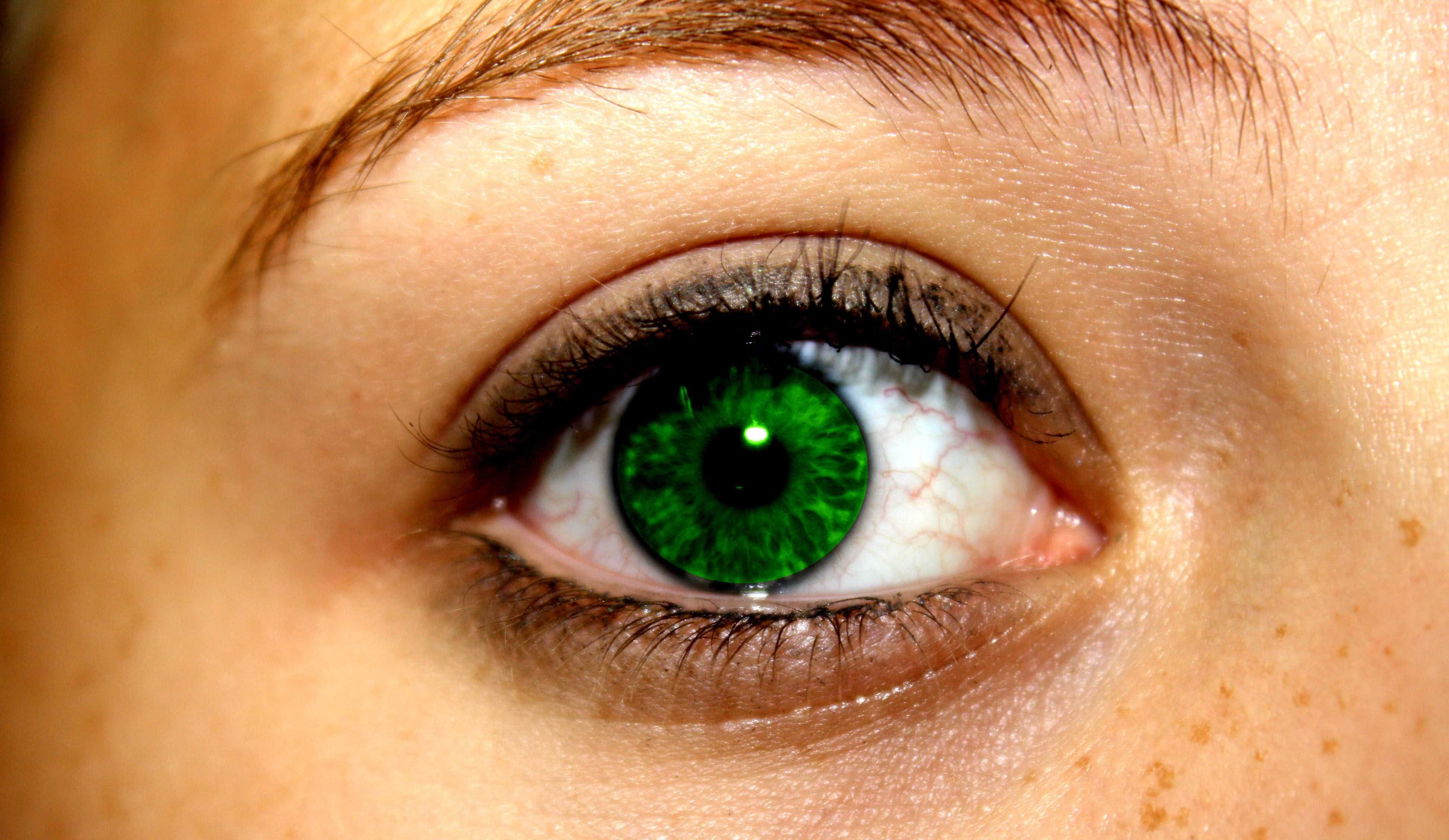 Самый редкий оттенок цвета. Центральная гетерохромия хамелеон. Центральная гетерохромия карих глаз. Зелёные глаза. Каре-зеленые глаза.