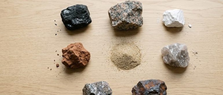 Образцы полезных ископаемых: уголь, гранит, мел, глина, песок и соль