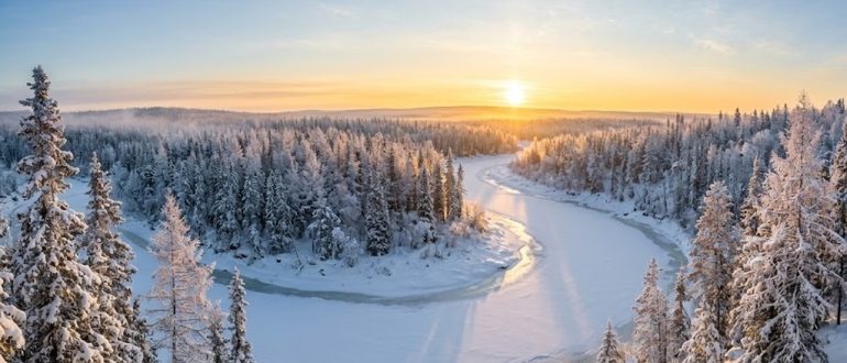 Зимняя северная тайга и замёрзшая река в субарктическом климате