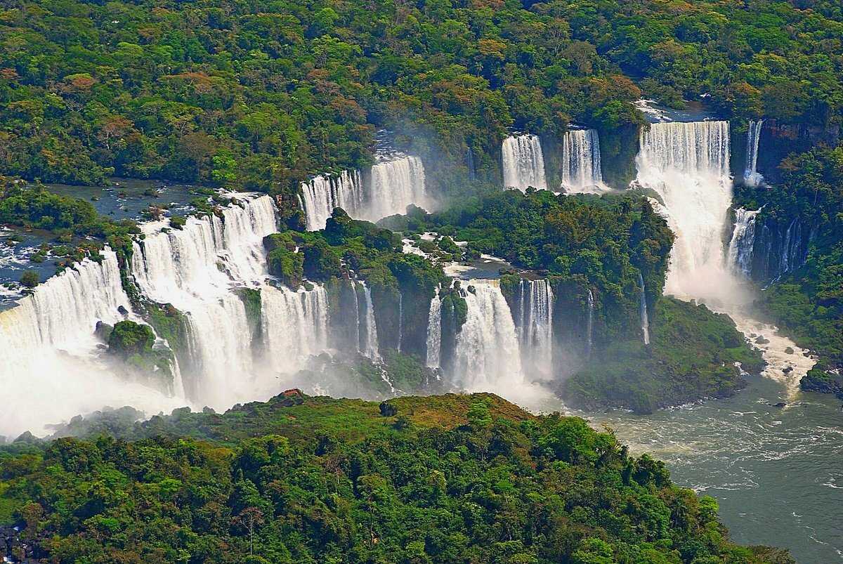 Широкий водопад в южной америке. Водопады Игуасу Аргентина Бразилия. Водопады Игуасу (Iguazu), Аргентина и Бразилия. Аргентина достопримечательности водопады Игуасу.