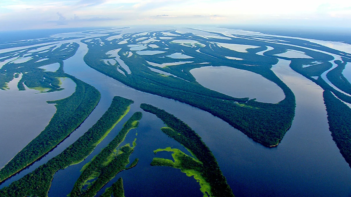 Что представляет собой 🌊 самая длинная река в россии