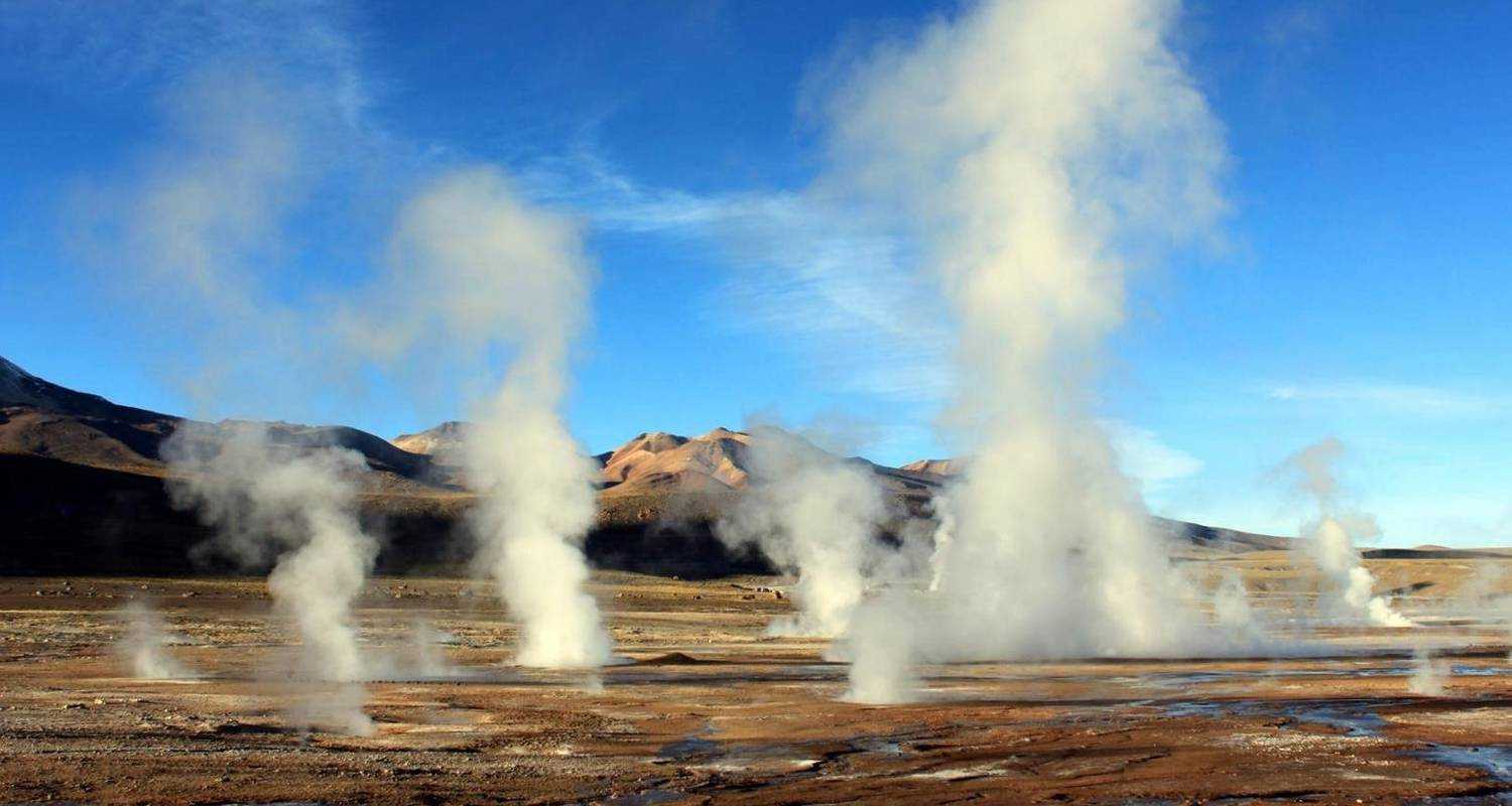 Данакиль усеян лавовыми озерами, которые пузырятся внутри вулканического кратера Даллол, а горячие источники и гидротермальные бассейны проникают в воздух с отчетливым запахом серы или тухлых яиц